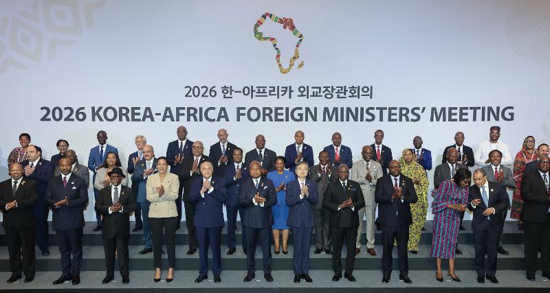 ２０２６韓国・アフリカ外相会合で、チョ・ヒョン長官（左から7番目）とサムエル・オクジェト・アブラクワ外相（左から6番目）をはじめとするアフリカ各国の外相が記念撮影を行っている＝１日、ソウル