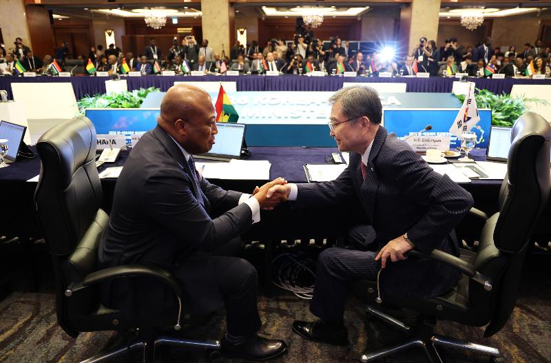 ２０２６韓国・アフリカ外相会議で、サムエル・オクジェト・アブラクワ外相と握手を交わす（右）チョ・ヒョン外交部長官が＝１日、ソウル