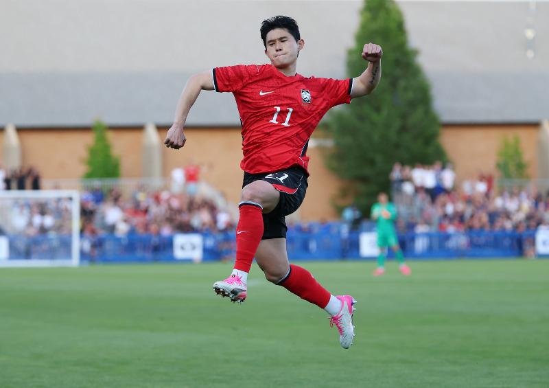 韓国対エルサルバドルの親善試合で、後半１２分にゴールを決め、セレモニーを行うイ・ドンギョン＝３日（現地時間）、米ユタ州、聯合ニュース