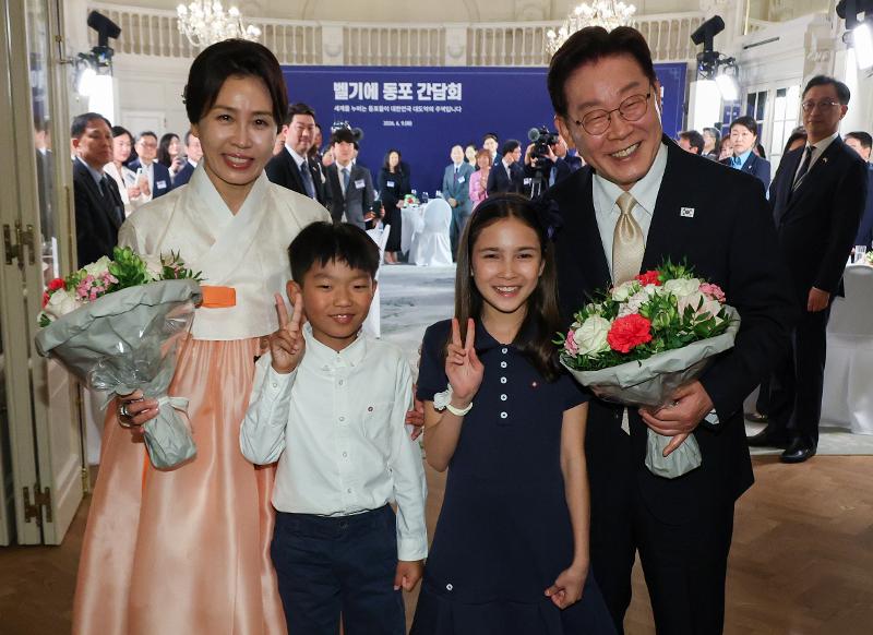 同胞との晩さん懇談会で記念撮影を行う李大統領とキム・ヘギョン大統領夫人＝９日（現地時間）、ブリュッセル、聯合ニュース