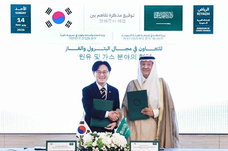 「韓国・サウジ原油・ガス分野協力に関するＭＯＵ」を締結した後、記念撮影を行うキム・ジョングァン長官とアブドルアジーズ・ビン・サルマン エネルギー相＝１４日（現地時間）、産業通商資源部