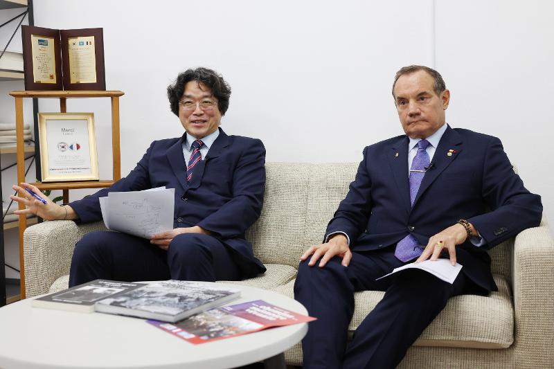国民大学の「モンクラール韓国戦争研究センター」で取材に応じたイ・グンセセンター長（左）とアラン・ナス副センター長。彼らは、モンクラール将軍を「善良さと優れた指導力を兼ね備えたリーダーであり、生涯にわたり自由のために戦った英雄」と評価した＝１７日、ソウル、コリアネットＤＢ