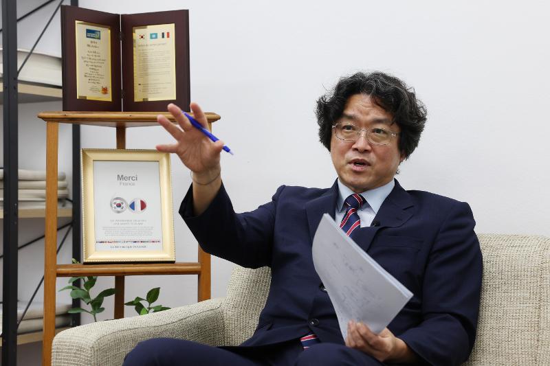 イ教授は、韓国・フランス両国の関係は２５０年以上に及ぶとして、韓国の文化に関心を持つフランスの若者たちが同センターを通じて、両国の深く緊密な歴史に触れてほしいとの期待を示した＝１７日、ソウル、コリアネットＤＢ