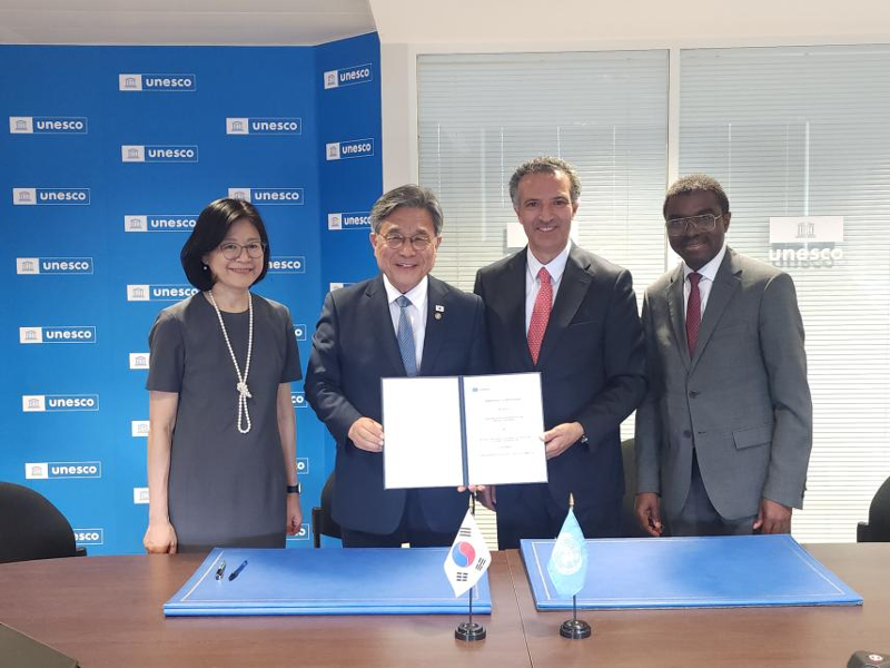 国家遺産庁は２２日、ユネスコ本部においてユネスコと「トランスバウンダリー・サイト（国境を越える遺産）信託基金」に関する了解覚書（ＭＯＵ）を更新したと発表した。（左から）駐ユネスコ韓国代表部のキム・ジヒ大使、国家遺産庁のホ・ミン庁長、ユネスコのナエフ・アルファエズ文化担当事務局長補、世界遺産センターのラザール・エルンドゥ・アソモ所長＝１９日（現地時間）、フランス、国家遺産庁