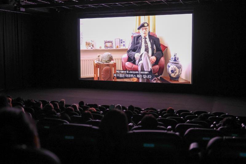 駐韓オランダ大使館が「プロジェクト・ソルジャー」と共に制作したドキュメンタリー映画『英雄たちを記憶する』の上映会がソウルアートシネマで開かれた。同映画には、写真作家のラミー・ヒョン氏が昨年１０月１２日にスキポール空港に到着した瞬間から、８人の参戦者たちと会い、撮影とインタビューを行う過程が描かれている＝２３日、ソウル、パク・デジン