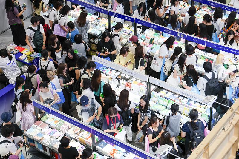 ２４日、ソウル・江南（カンナム）区のＣＯＥＸで「２０２６ソウル国際ブックフェア」が開幕した。写真は、会場を見て回る来場者の様子。