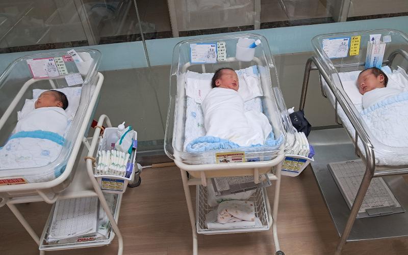 写真は、公立産後ケアセンターで生まれた新生児＝全羅南道・順天、全羅南道