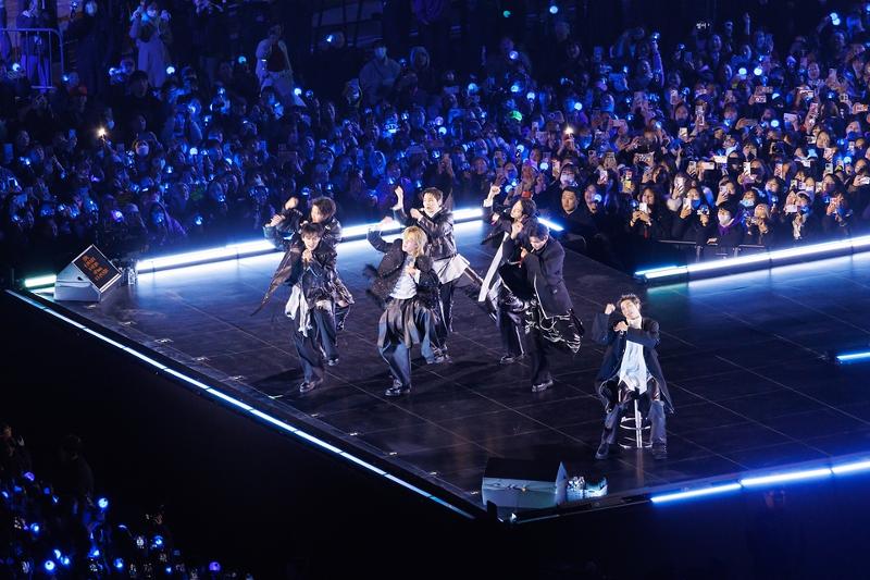 ＢＴＳが光化門広場で「ＢＴＳカムバックライブ：ＡＲＩＲＡＮＧ」公演を行う様子＝３月２１日、ソウル、文化体育観光部