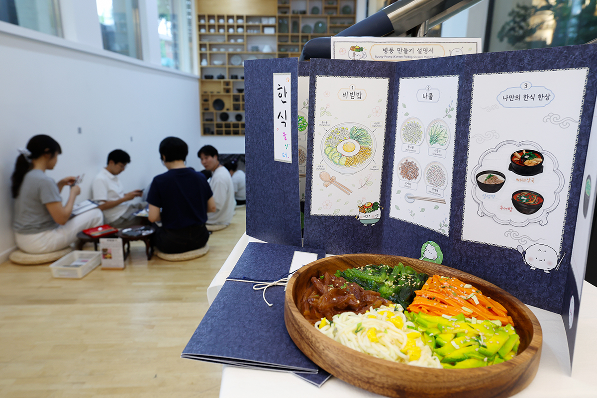 ９日、ソウル・鍾路（チョンノ）区の韓食文化空間「イウム」で「韓食プレイグラウンド：韓国料理を屏風に描こう」が開かれた。写真は、プログラムを楽しむ参加者の様子。