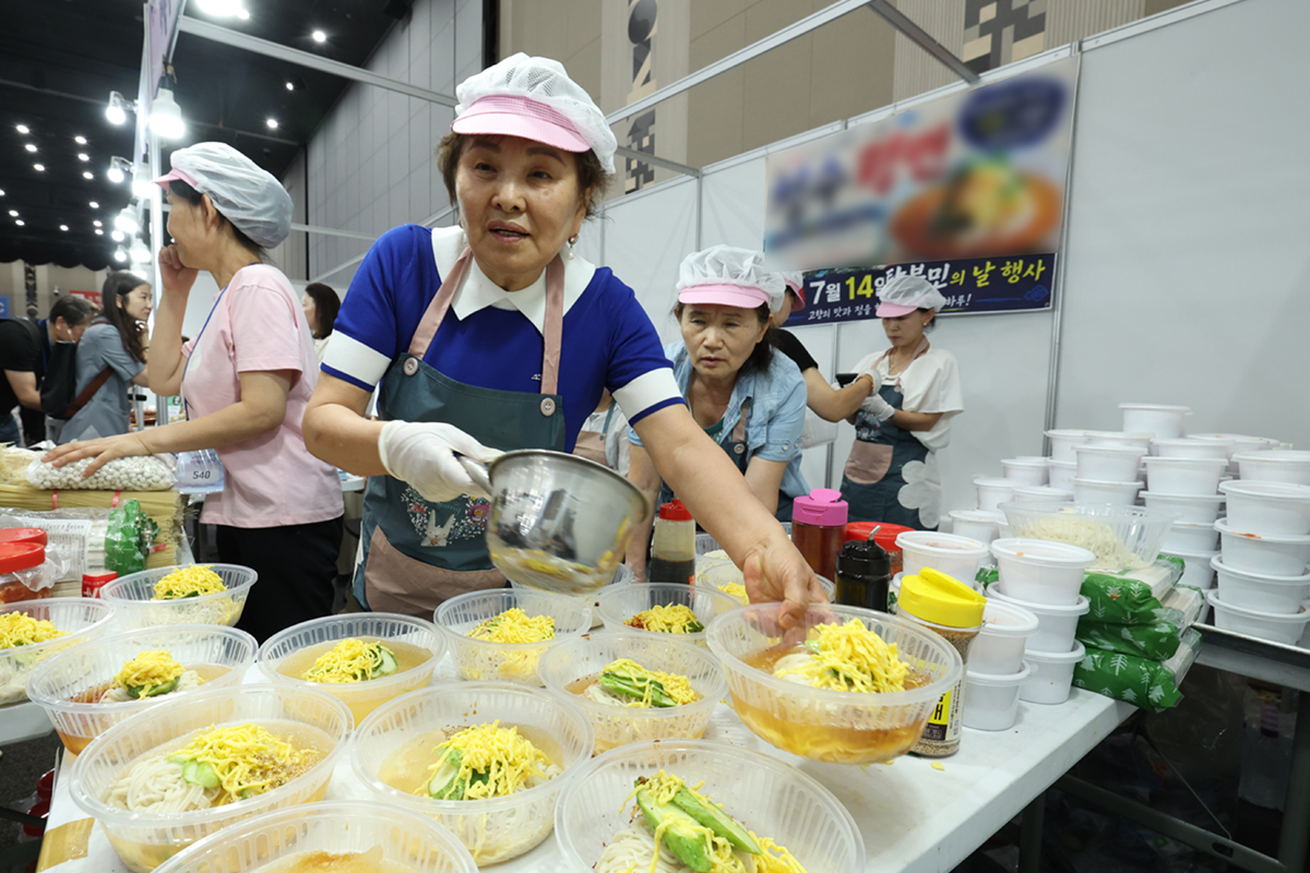 １４日、京畿道・高陽（コヤン）市のＫＩＮＴＥＸで「北韓離脱住民の日」のイベントが行われた。写真は、北朝鮮式の冷麺作りを披露する北韓離脱住民。