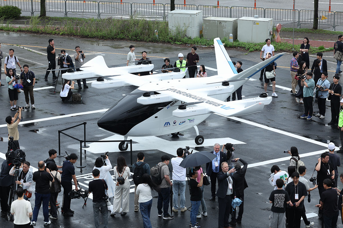 １５日、仁川（インチョン）・松島（ソンド）で「２０２６ Ｋ－ＵＡＭ飛行ショーケース」が開かれた。写真は、展示された都市航空交通（ＵＡＭ）の機体を見て回る報道陣の様子。