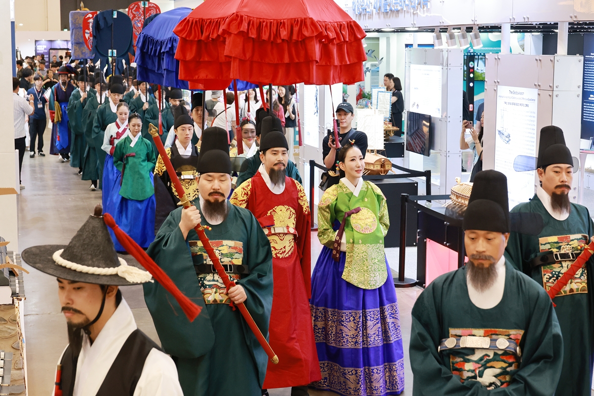 ２０日、釜山（プサン）市・海雲台（ヘウンデ）区にあるＢＥＸＣＯ第１展示場の大韓民国館のイベント会場で、朝鮮王朝時代の王や王妃をはじめとする王室の行列を再現した「王家の散策」が行われる様子。