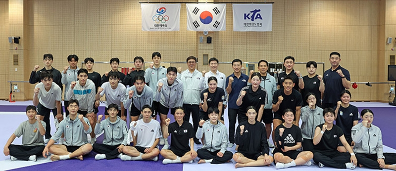 国家代表選手村を訪れ、「２０２６愛知・名古屋アジア大会」に向けて練習中のテコンドー韓国代表選手らを激励し、記念撮影するチェ・フィヨン文化体育観光部長官＝２０２５年９月２９日、忠清北道・鎮川、文化体育観光部
