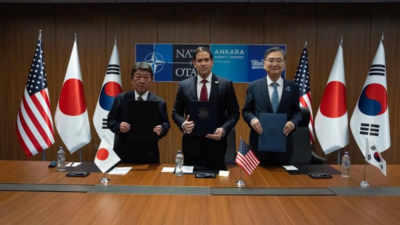 ▲ 조현 외교부 장관(오른쪽), 마르코 루비오 미국 국무장관(가운데), 모테기 도시미쓰 일본 외무상이 7일(현지 시간) 튀르키예 앙카라에서 개최된 한미일 외교장관회의에서 인도&middot;태평양 지역 등을 중심으로 소형모듈원자로(SMR) 배치를 가속화하기 위한 협력각서(MOC)에 서명한 뒤 기념촬영을 하고 있다. 외교부