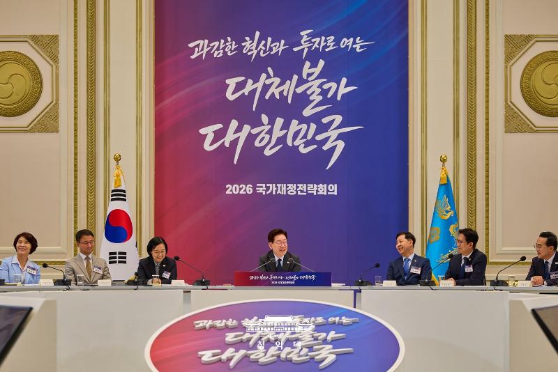 「２０２６国家財政戦略会議」で発言する李大統領＝１３日、ソウル、大韓民国青瓦台