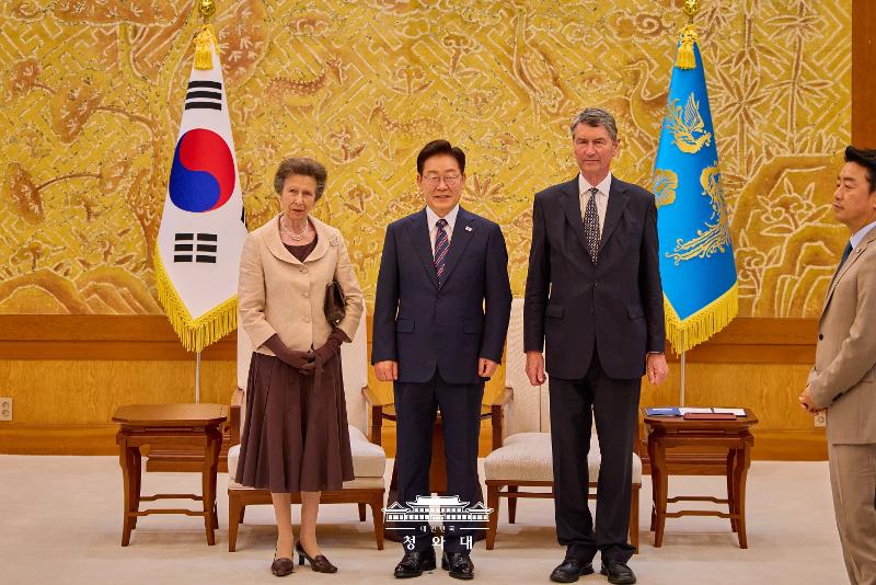 英国のアン王女と夫のティモシー・ローレンス卿を迎え、記念撮影を行う李大統領（左から２人目）＝１４日、青瓦台