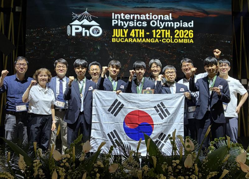 第５６回国際物理オリンピックで金メダルを獲得した韓国代表団の生徒らと団長、指導教授ら