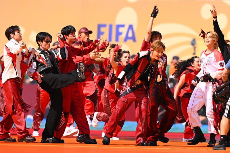 ２０２６ＦＩＦＡワールドカップ北中米大会決勝のハーフタイムショーでパフォーマンスを披露するＢＴＳ＝１９日（現地時間）、米国、聯合ニュース