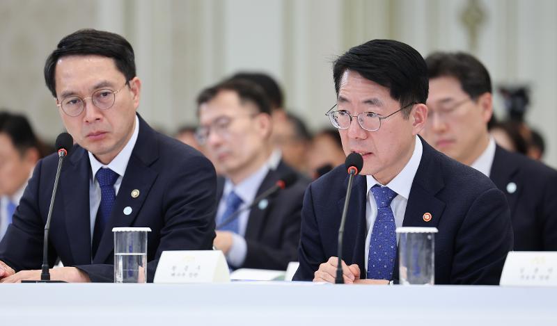 「２０２６年下半期の主要業務計画報告会」で、李大統領に主要政策を説明するファン・ジョンウ海洋水産部長官＝１６日、ソウル、聯合ニュース