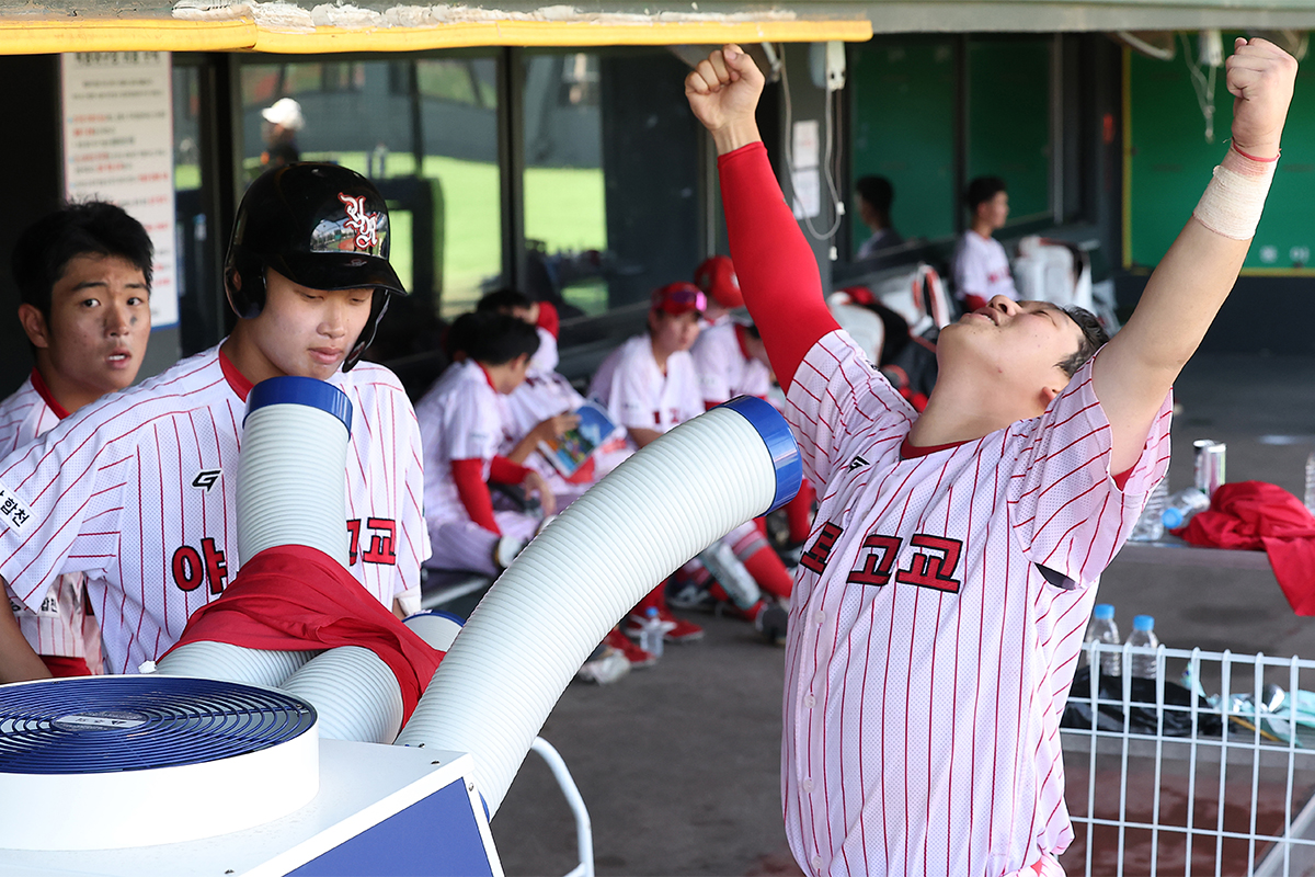 ７日、猛暑が続く中、ソウルで開かれた「第５４回鳳凰旗全国高校野球大会」で、エアコンの前で暑さをしのぐ高校球児たち。