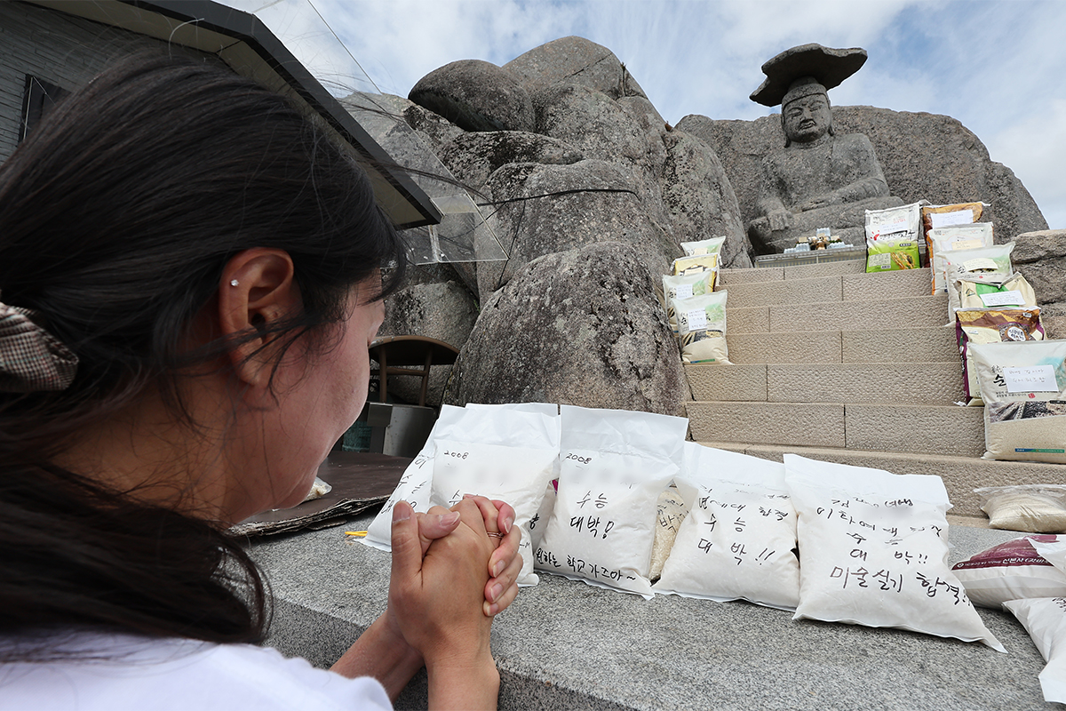 「２０２７年度大学修学能力試験」まであと１００日となった１１日、慶尚北道・慶山市の八公山（パルゴンサン）にある「カッバウィ」を訪れ、合格を祈願する受験生の保護者。