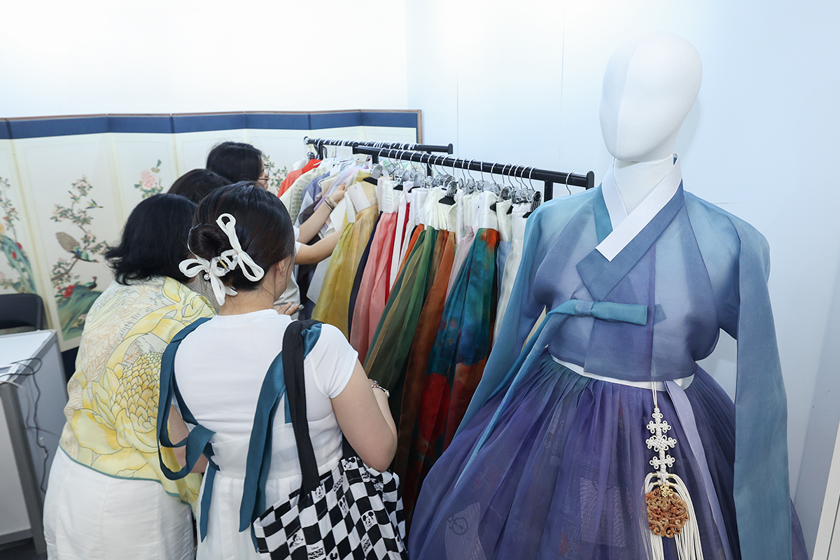 １３日、ソウルの東大門デザインプラザ（ＤＤＰ）アートホールで開かれた「２０２６韓服ショップ」を訪れ、韓服を鑑賞する来場者の様子。