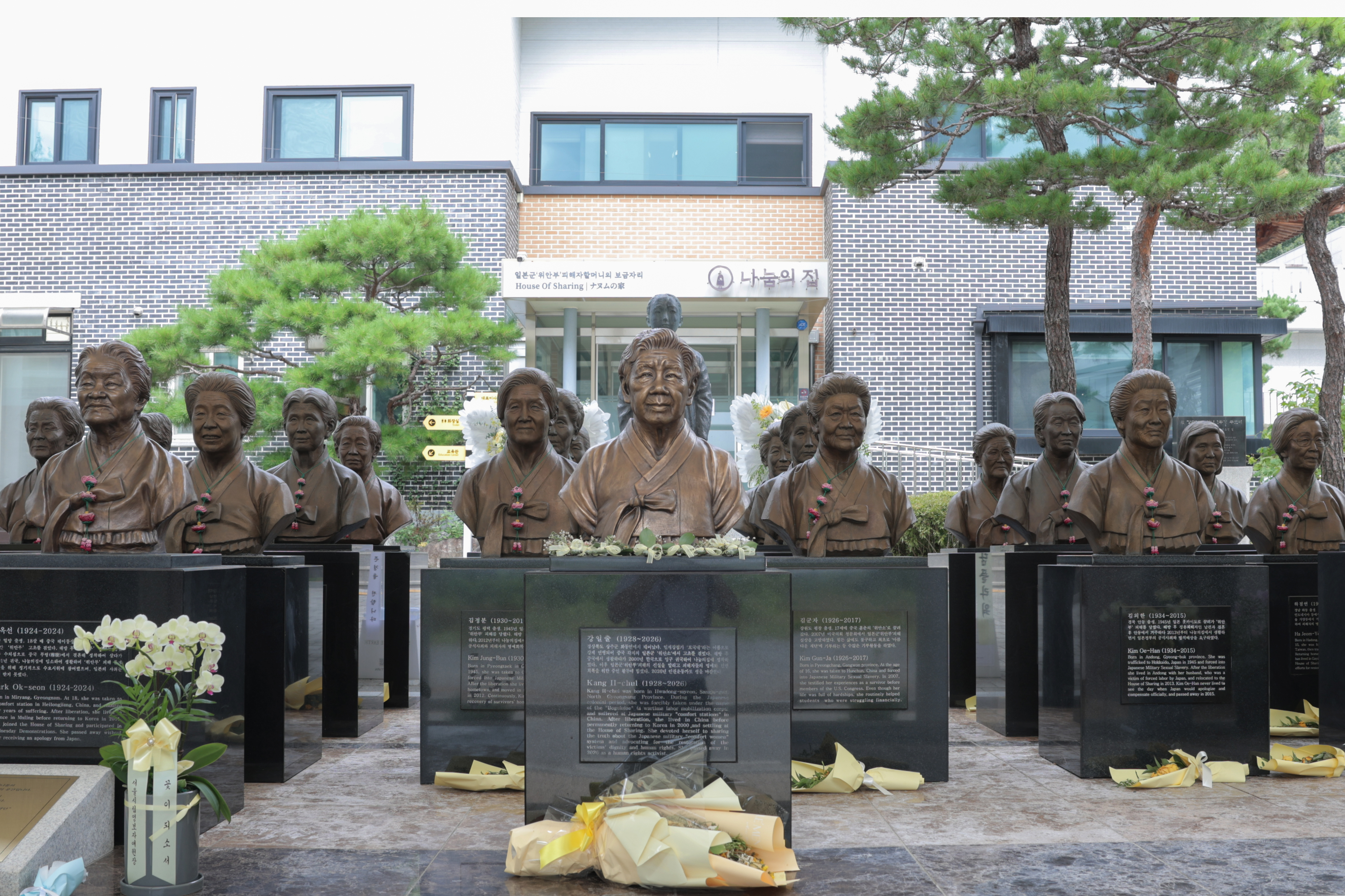 第９回「旧日本軍慰安婦被害者をたたえる日」を迎えた１４日、京畿（キョンギ）道・広州（クァンジュ）市の「ナヌムの家」に、亡くなった被害者のハルモニ（おばあさん）たちの胸像が設置されている様子。