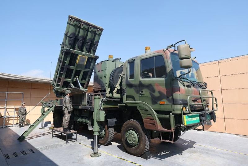 空軍第８１４６部隊で、韓国独自の技術で開発された中距離地対空誘導弾「Ｍ－ＳＡＭⅡ」の発射機を起立させる作戦要員ら＝５月１３日、国防部