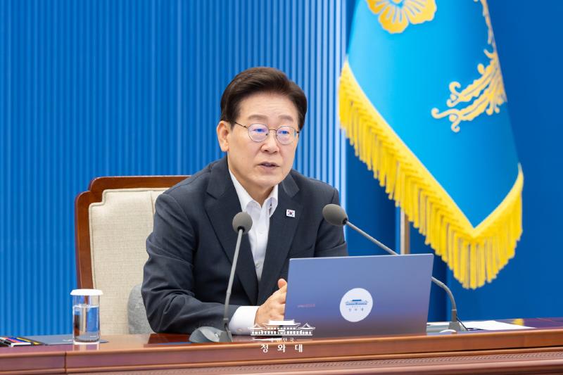 首席補佐官会議で、選択的な志願兵制度の導入方針を示す李大統領＝１３日、ソウル、青瓦台