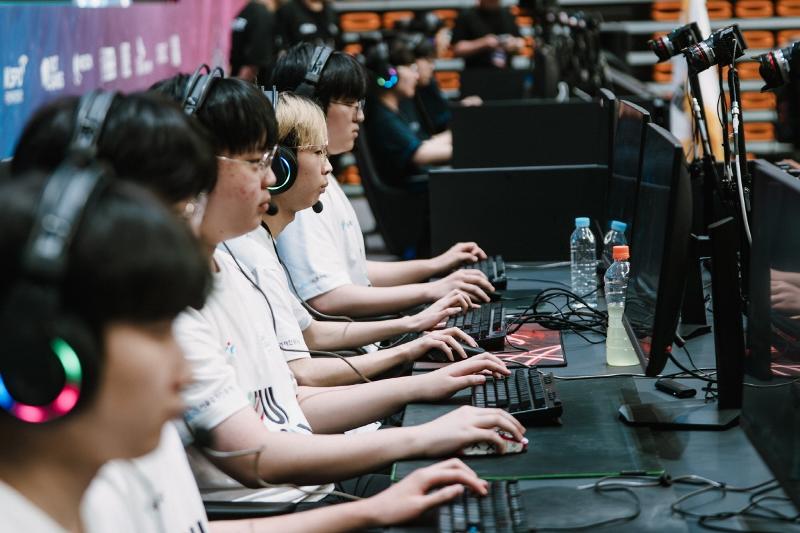 「第１７回大統領杯アマチュアｅスポーツ大会」で競技に臨む選手たち＝２０２５年８月１６日、忠清北道・堤川、韓国ｅスポーツ協会