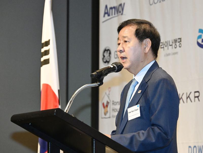 ＡＭＣＨＡＭの懇談会で、政府の経済ビジョンを紹介し、韓米間の経済協力強化に向けた政府の意向を表明するク副首相兼財政経済部長官＝１９日、ソウル、財政経済部