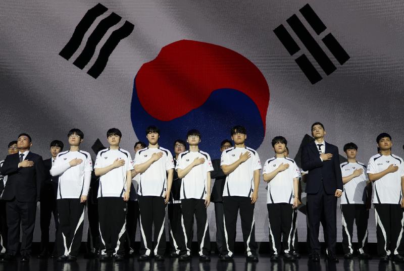 「愛知・名古屋２０２６アジア競技大会結団式」で、「Ｆａｋｅｒ」イ・サンヒョク選手（前列左から５人目）をはじめとする韓国のｅスポーツ代表チームが国旗に向かって敬礼する様子＝２５日、ソウル、聯合ニュース