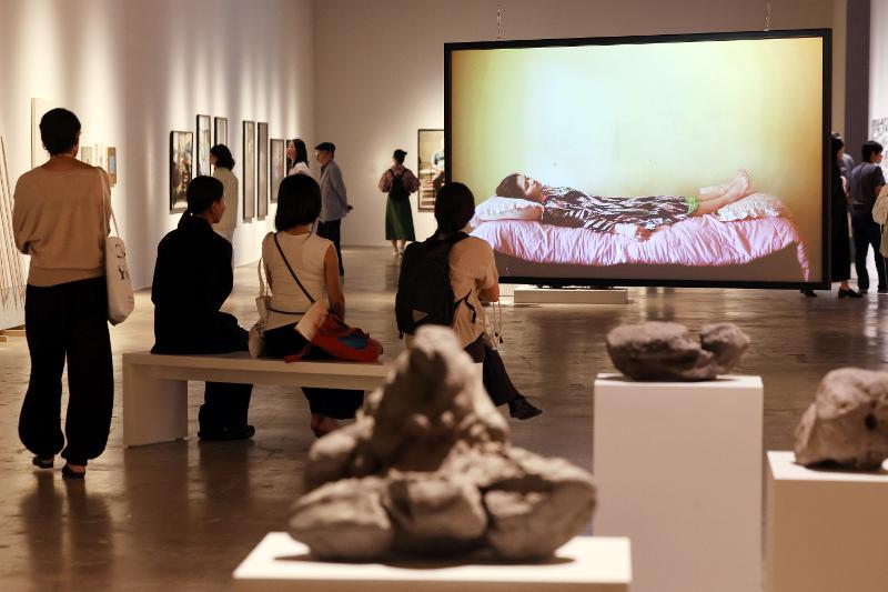 写真は、「第１６回光州ビエンナーレ」のプレスデーで、参加者らが作品を鑑賞する様子＝４日、光州、聯合ニュース