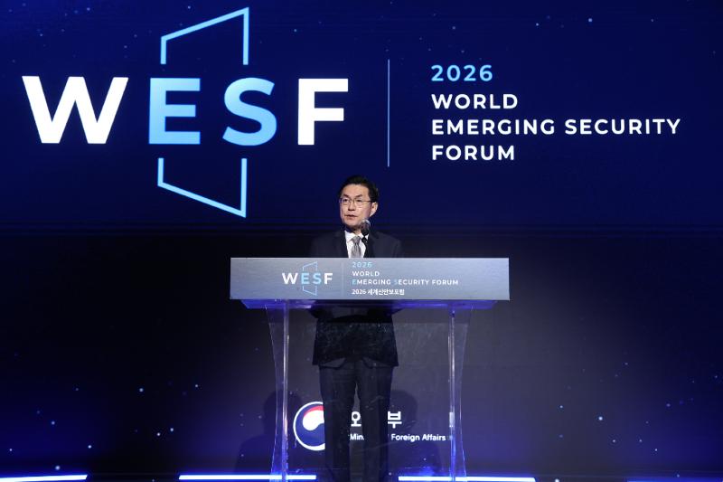 「２０２６世界新安保フォーラム」であいさつするチョン・ヨンドゥ外交部戦略情報本部長＝９日、ソウル