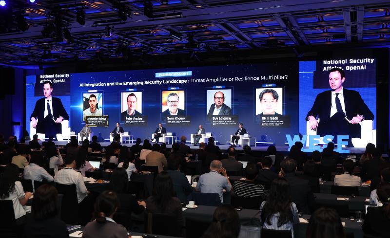 「新興技術のリスクと機会」をテーマに討論する「２０２６世界新安保フォーラム」の参加者＝９日、ソウル