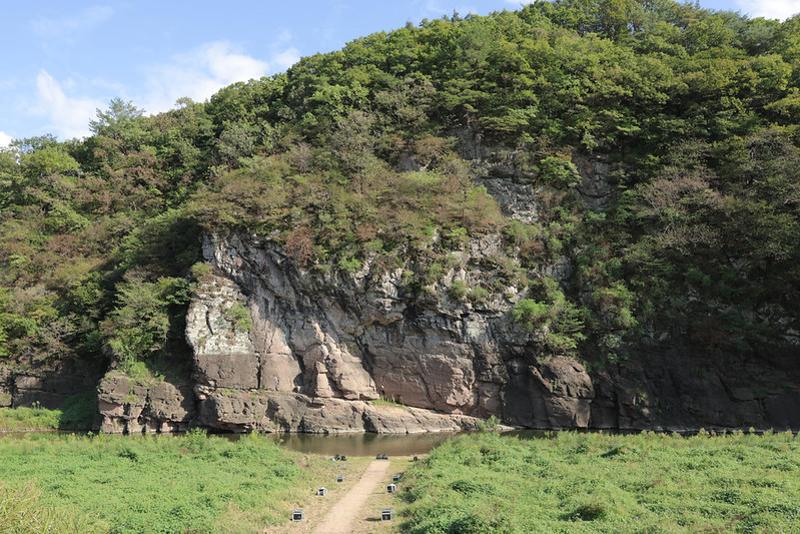 写真は、「盤亀川の岩刻画」の様子