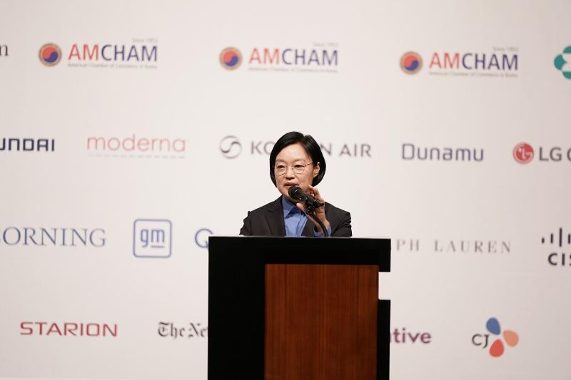 在韓米国商工会議所の特別昼食懇談会で、韓米経済協力の３つの重点分野について説明するハン・ソンスク国務総理＝１１日、ソウル