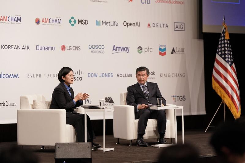 ＡＭＣＨＡＭの特別昼食懇談会に出席したハン総理＝１１日、ソウル