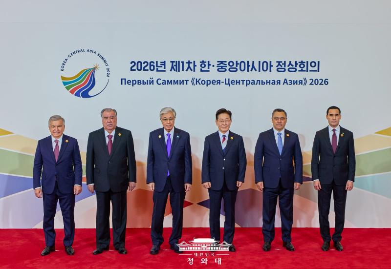 「第１回韓・中央アジア首脳会議」で記念撮影を行う各国首脳。（左から）シャフカト・ミルジヨエフ・ウズベキスタン大統領、エモマリ・ラフモン・タジキスタン大統領、カシムジョマルト・トカエフ・カザフスタン大統領、李大統領、サディル・ジャパロフ・キルギス大統領、セルダル・ベルディムハメドフ・トルクメニスタン大統領＝大韓民国青瓦台