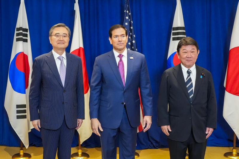 （左から）チョ・ヒョン長官、マルコ・ルビオ米国務長官、茂木敏充日本外相＝２１日（現地時間）、米ニューヨーク、外交部
