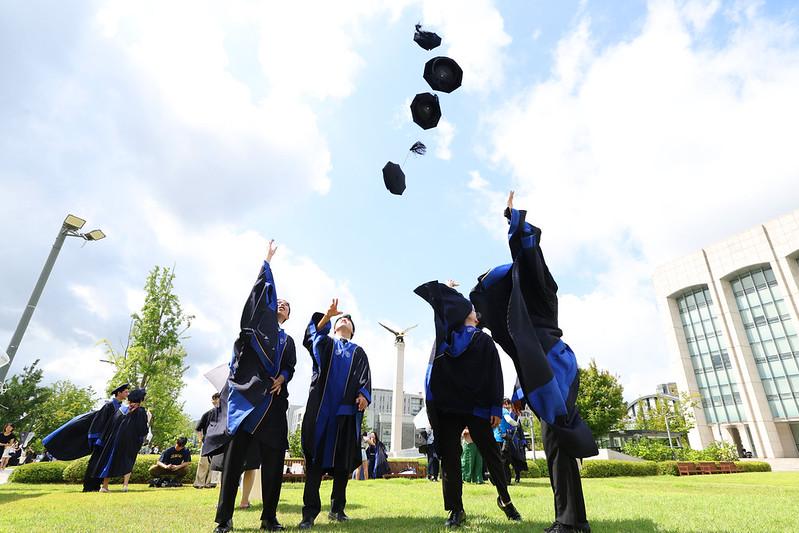 延世大学新村キャンパスで開かれた学位授与式で、学位帽を空高く投げ上げる卒業生ら＝２０２５年８月２９日