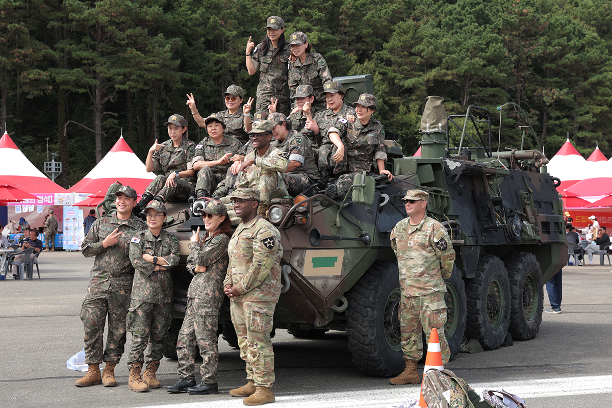 「国軍の日」を迎えた１日、忠清南（チュンチョンナム）道の鶏龍台（ケリョンデ）一帯で「第１６回鶏龍軍文化祭り」が開催された。写真は、来場者が在韓米軍の将兵と共に装甲車の上で記念撮影を行う様子。