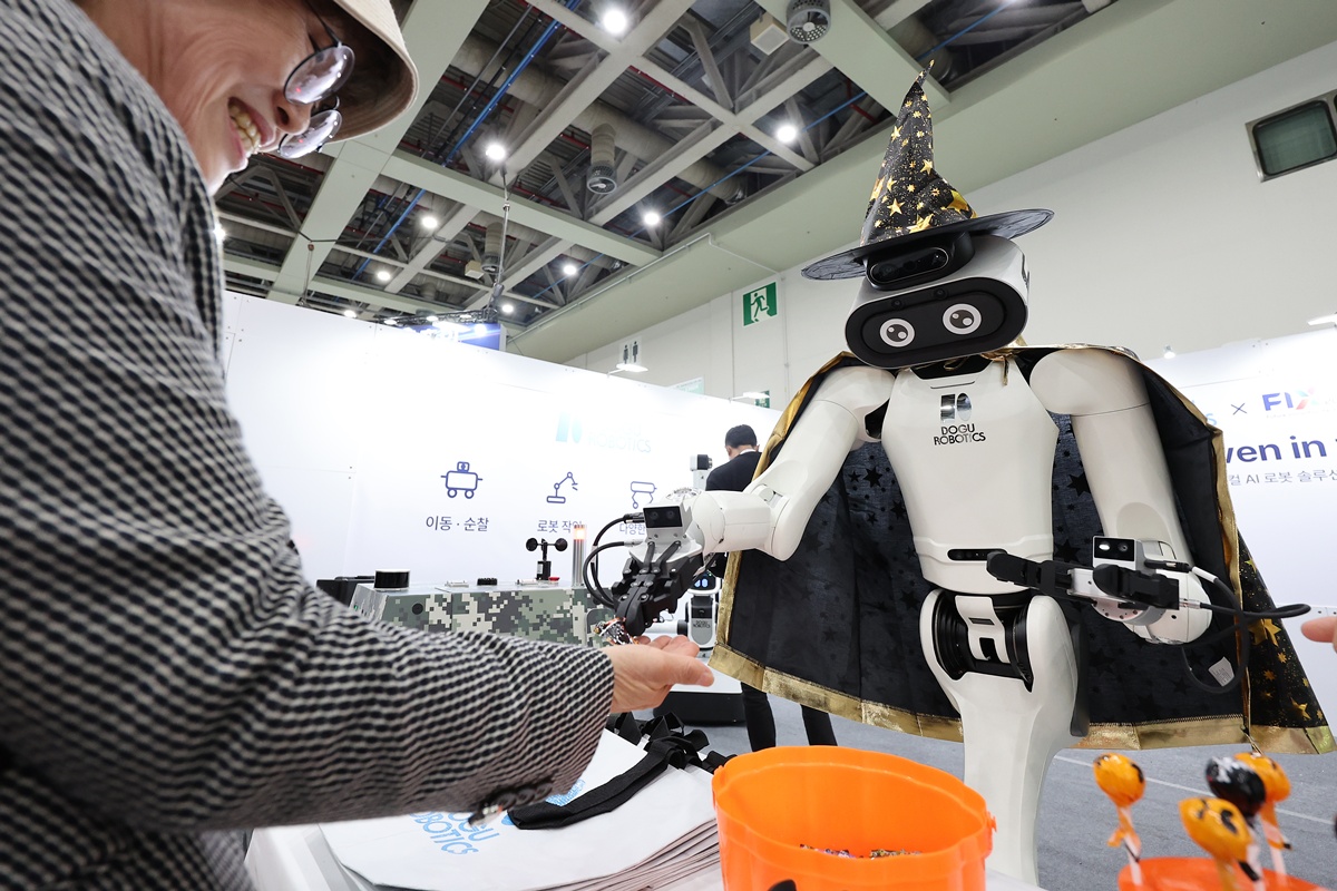 ２１日、大邱（テグ）広域市・北（プッ）区のＥＸＣＯで「２０２６未来革新技術博覧会（ＦＩＸ２０２６）」が開幕した。写真は、ハロウィンの衣装を身にまとったロボットが展示されている様子。