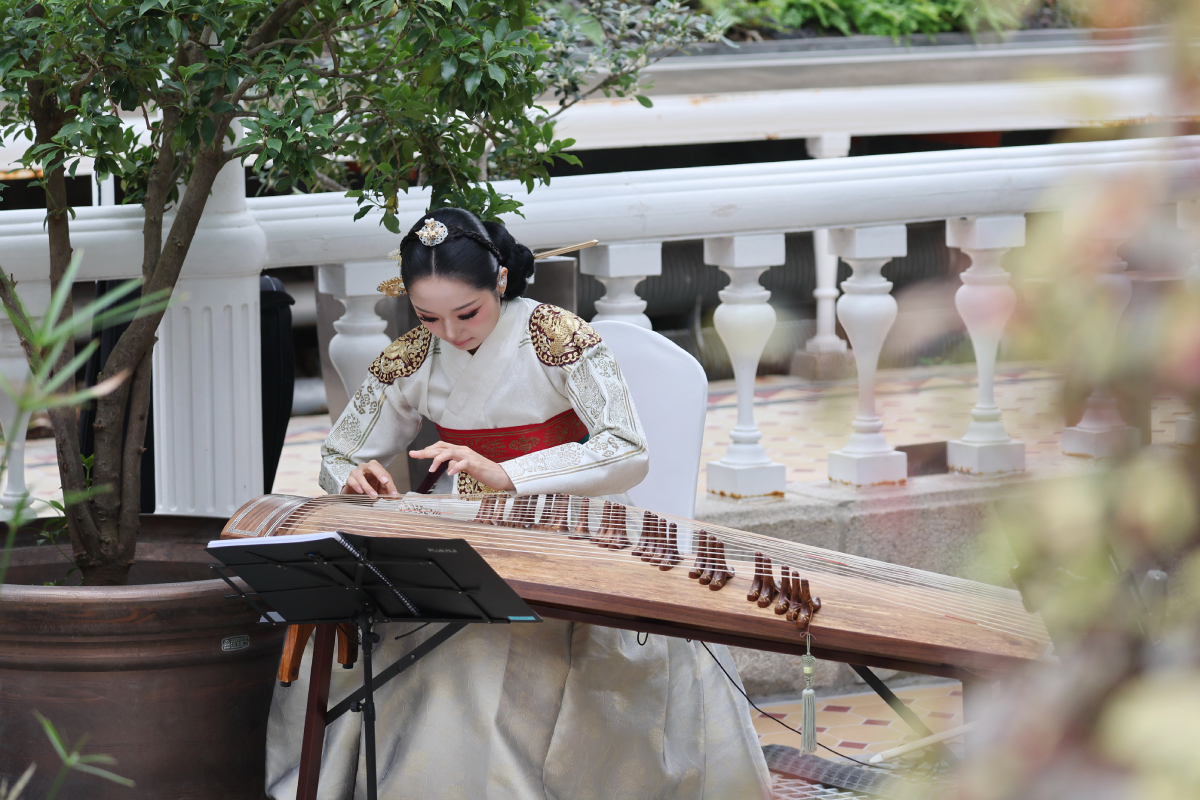 ２６日、ソウルの昌慶宮で開かれた音楽会で、演奏するフュージョン国楽アンサンブル「ファスモク」。 
