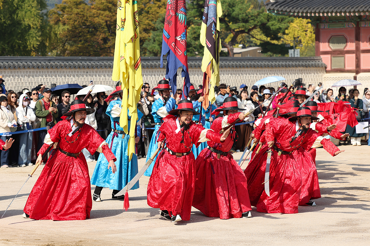 ３０日、ソウルの景福宮・興礼門前で、朝鮮王朝時代の宮殿警護兵の閲兵儀式「捷鐘（チョプチョン）」の再現行事が開かれた。