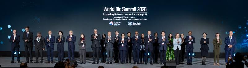 「２０２６世界バイオサミット」で、「ＡＩヘルスケア・ソウル宣言」の発表を記念して撮影するチョン・ウンギョン保健福祉部長官（前列中央）とテドロス・アダノムＷＨＯ事務局長ら＝２１日、ソウル、保健福祉部