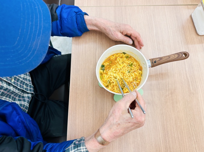 ラーメンがつなぐ孤独支援 「心のコンビニ」