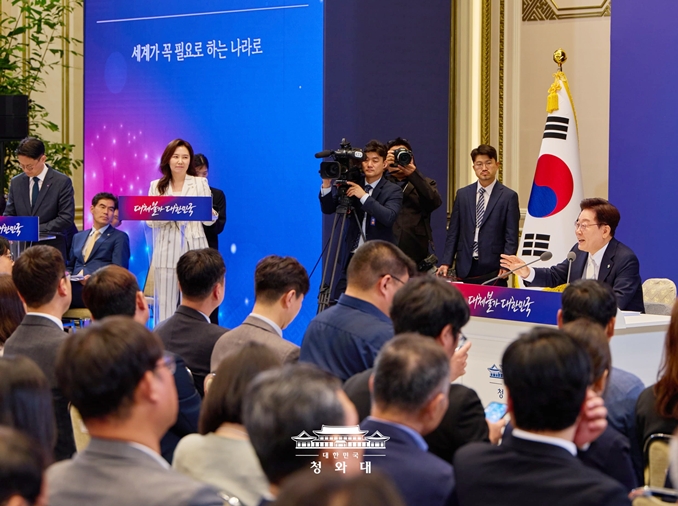 李大統領、就任１周年記者会見で「４大国政目標」提示