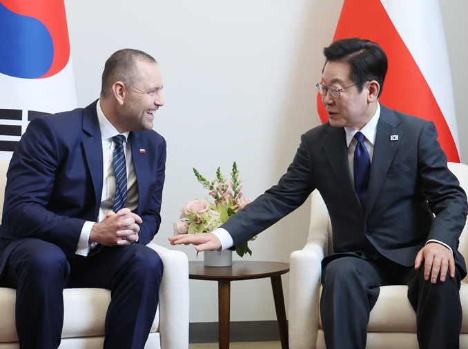 李大統領、イタリア・ポーランド・ウズベキスタン・チェコ首脳と会談