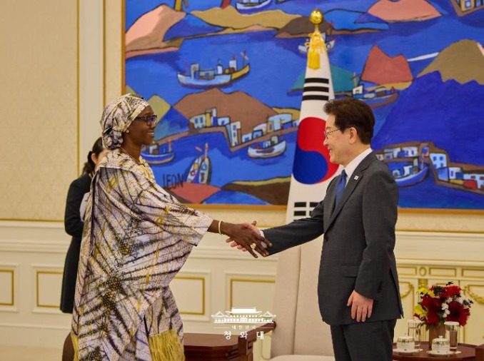李大統領、駐韓大使８人から信任状